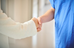 Zwei Menschen schütteln Hände