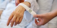 Jeder Patient erhält ein individuelles Patientenarmband.