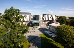 UKE-Hauptgebäude O10 im Sonnenschein