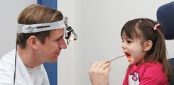 Ein HNO-Arzt untersucht ein Kind