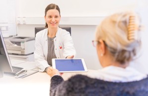 Arzt und Patient bei einer Sprechstunde 