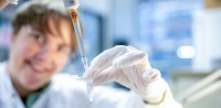 Blonder Mann mit Eppendorf Gefäß