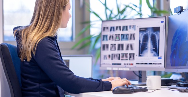 Arzt arbeitet am PC