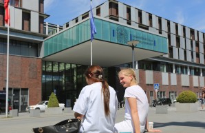 Zwei Medizinstudentinnen vor Haupteingang O10