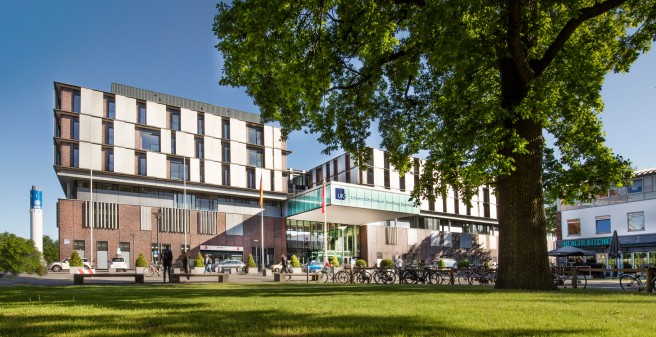 Eingang vom Hauptgebäude des UKE