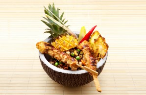 Gemüse-Rohkost-Bowl Guam Island mit gebackenen Tofuspießen