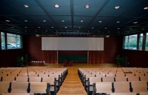 Stuhlreihen des großen Ian-K-Karan-Hörsaals Campus Lehre (Gebäude N55)