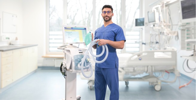 Gesundheits- und Kinderkrankenpfleger auf der Kinderintensivstation