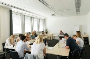 Seminarraum mit Teilnehmern/innen