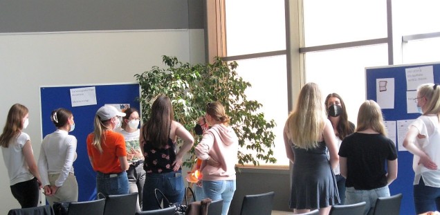 Schülerinnen in der Aula