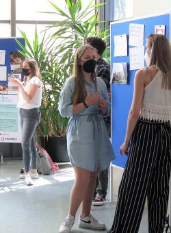 Schülerinnen in der Aula