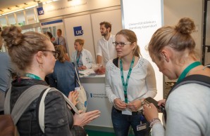 Beratung an einem Stand