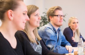 Teilnehmer/innen an einem Workshop