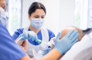 Pflegende beim endotrachealem Absaugen