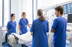 Visite am Patientenbett mit vier Personen