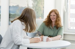Zwei Personen führen ein Pausengespräch