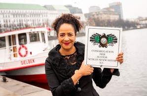 Prof. Dr. Marylyn Addo mit ihrer Ernennungsurkunde als Ehren-Alster-Schleusenwärterin an der Binnenalster