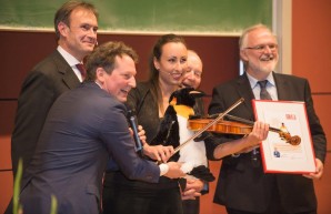 Eckard von Hirschhausen vergiebt den Preis für heilsame Stimmung im Krankenhaus