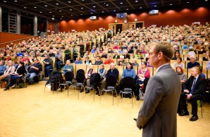 Prof Geroff vor dem voll besetzen Hörsaal