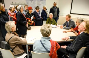 Prof Gerloff und Prof Gallinat im Kreis interessierter Besucher