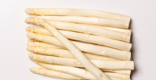 Mehrer Stangen wißer Spargel liegen nebeneinander