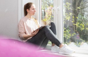  Der Blick ins Grüne verschafft ihr eine Pause
