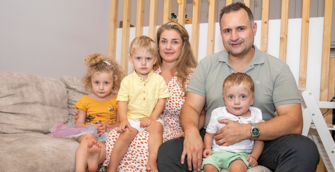 Tochter Amira, Mutter Yasemin mit Zwilling Imano, Vater Cengiz mit Kian