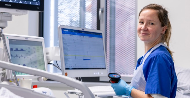 Mensch und Geräte immer im Blick: Die Arbeit auf der Intensivstation ist anspruchsvoll und abwechslungsreich