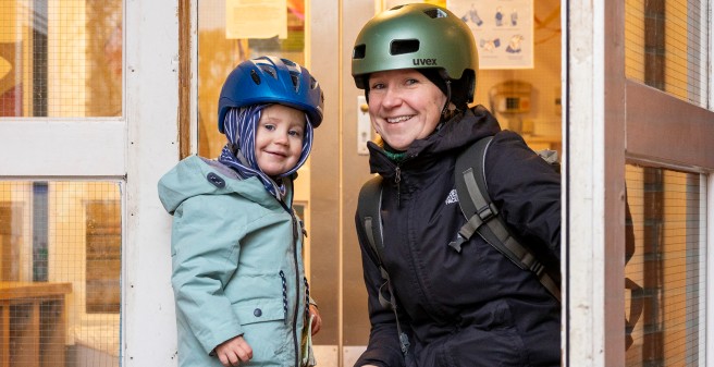 Mit voller Energie in den Tag: Anne Laubach und Sohn Enno (2) gut gelaunt auf dem Weg in die Kita