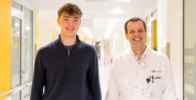 Priv.-Doz. Dr. David Krug mit Kinderreporter Piet (14)