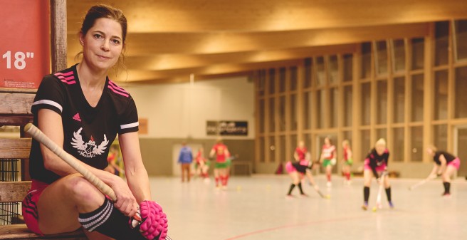 UKE-Ärztin Katrin Kauschke auf einem Hockeyfeld