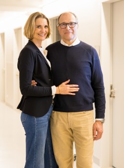 Bild vom glücklichen Ehepaar Hold