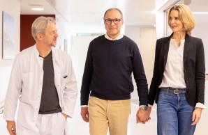 Prof. Haese im Gespräch mit dem Ehepaar Hold 