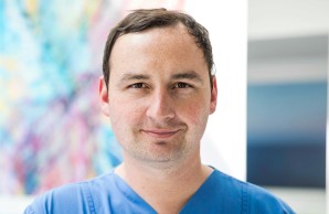 Steffen Lamprecht lächelt in die Kamera, ein Porträtbild