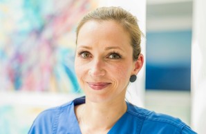 Dana Möller lächelt in die Kamera. Ein Porträtbild 