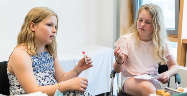 Unsere Kinderreporterinnen Sophia (9) und ihre Schwester Lena (12) nehmen den PCR-Test unter die Lupe