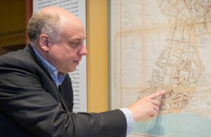 Prof Osten zeigt auf einer historischen Hamburg Karte, wo die Colera im Gängeviertel wütete. In Elbnähe