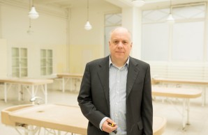 Prof Osten steht vor einem Tisch in dem historischen Sektionssaal