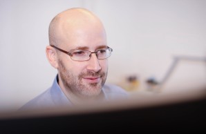 David Rickert blickt konzentriert auf seinen Monitor