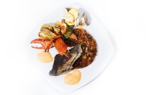 Winterdorsch mit karamelisiertem Spietzkohl, Waldpilzrösti und Hummersoße