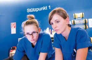 Julia Winter und ihre Kollegin Antonia Thiele stimmen sich über die Triagierung der Patienten ab