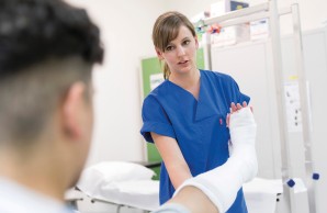 Julia Winter legt einem Patienten eine Gipsschiene an