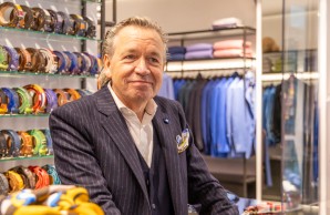 Ihr Mann steht im Laden 