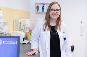 Priv.-Doz. Dr. Nicole Muschol, Klinik für Kinder- und Jugendmedizin des UKE, lächelt in die Kamera