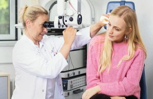 Priv.-Doz. Dr. Wiebke Laffers aus der HNO-Klinik untersucht Emily
