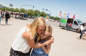Emily und Helen Cohrs umarmen einander innig