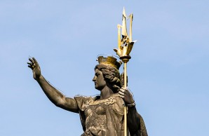 Die Figur Hansa auf der Spitze des Hansabrunnens, ein Dreizack in der Hand mit gehobenem rechten Arm
