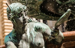 Detail des Hygieia Brunnens, eine Frau betrachtet sich im Spiegel