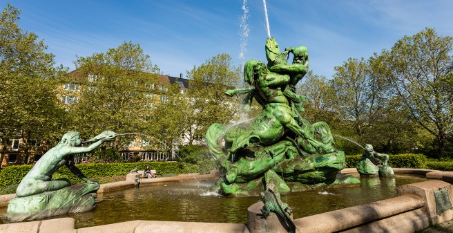 Stuhlmannbrünnen, Gesamtansicht auf die Zentauren und Wasserwesen