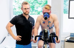 Jacub mit Atemmaste am Rad, das Herz-Kreislaufsystem wird getestet